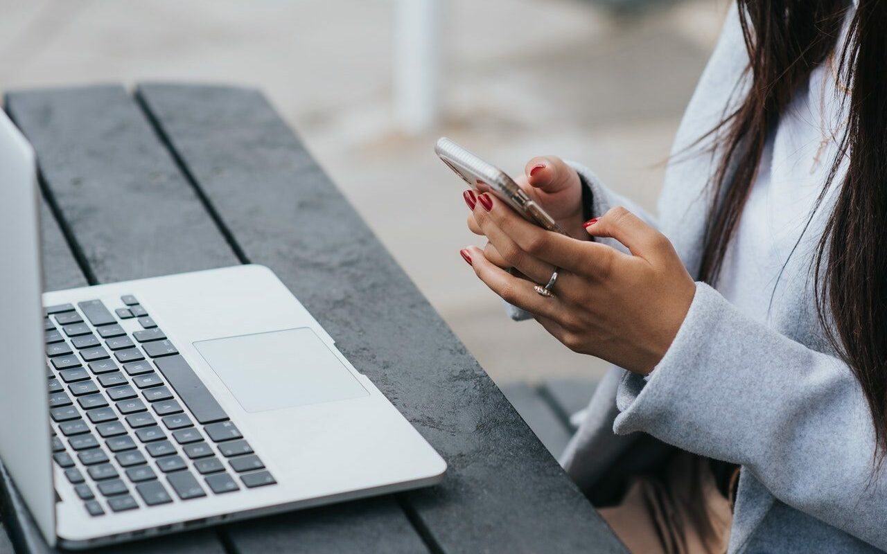 Ordinateur et smartphone