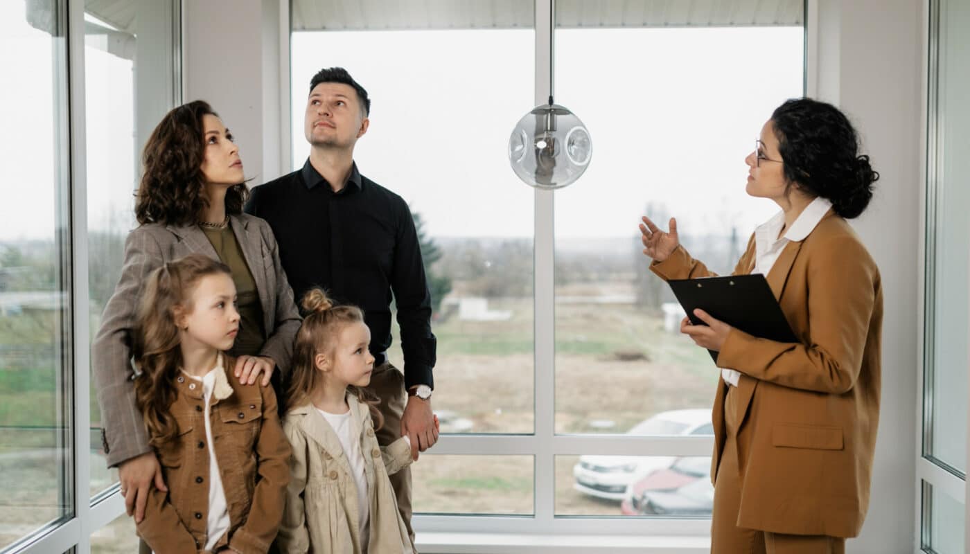 une famille visite une maison