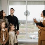 une famille visite une maison