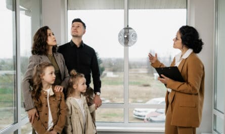 une famille visite une maison