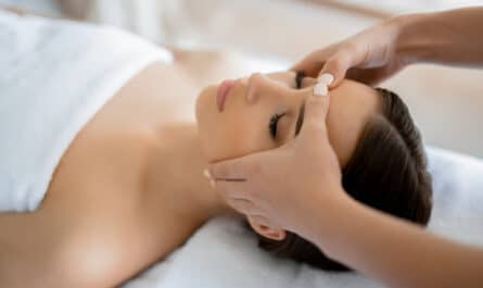 femme qui fait un drainage lymphatique du visage