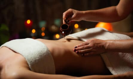 femme qui verse de l'huile de massage tantrique