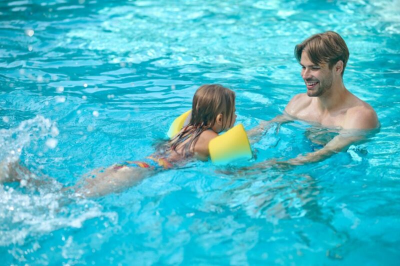 papa et sa fille dans l'eau