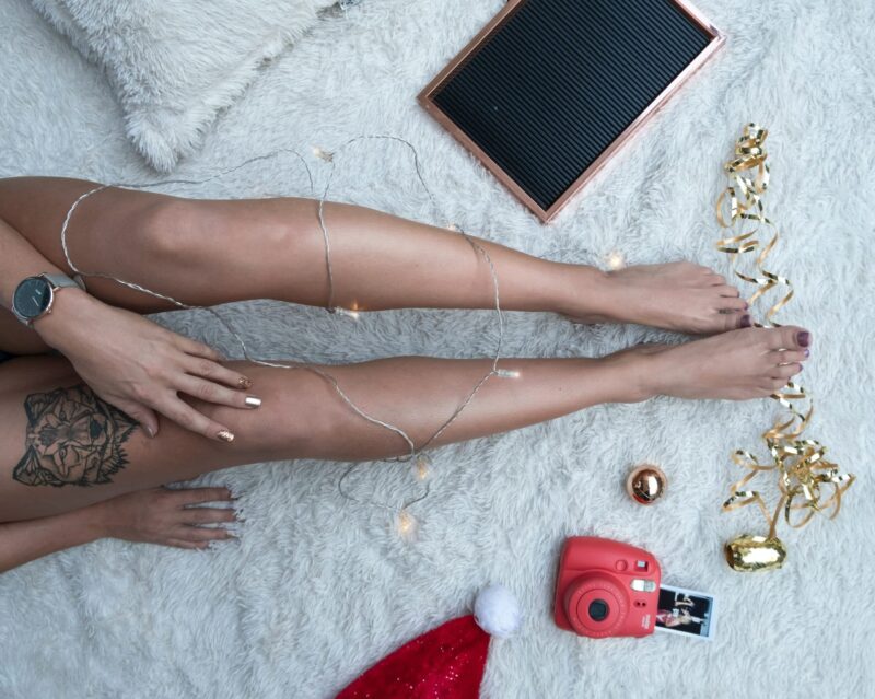 femme avec tatouage éphémère sur la jambe