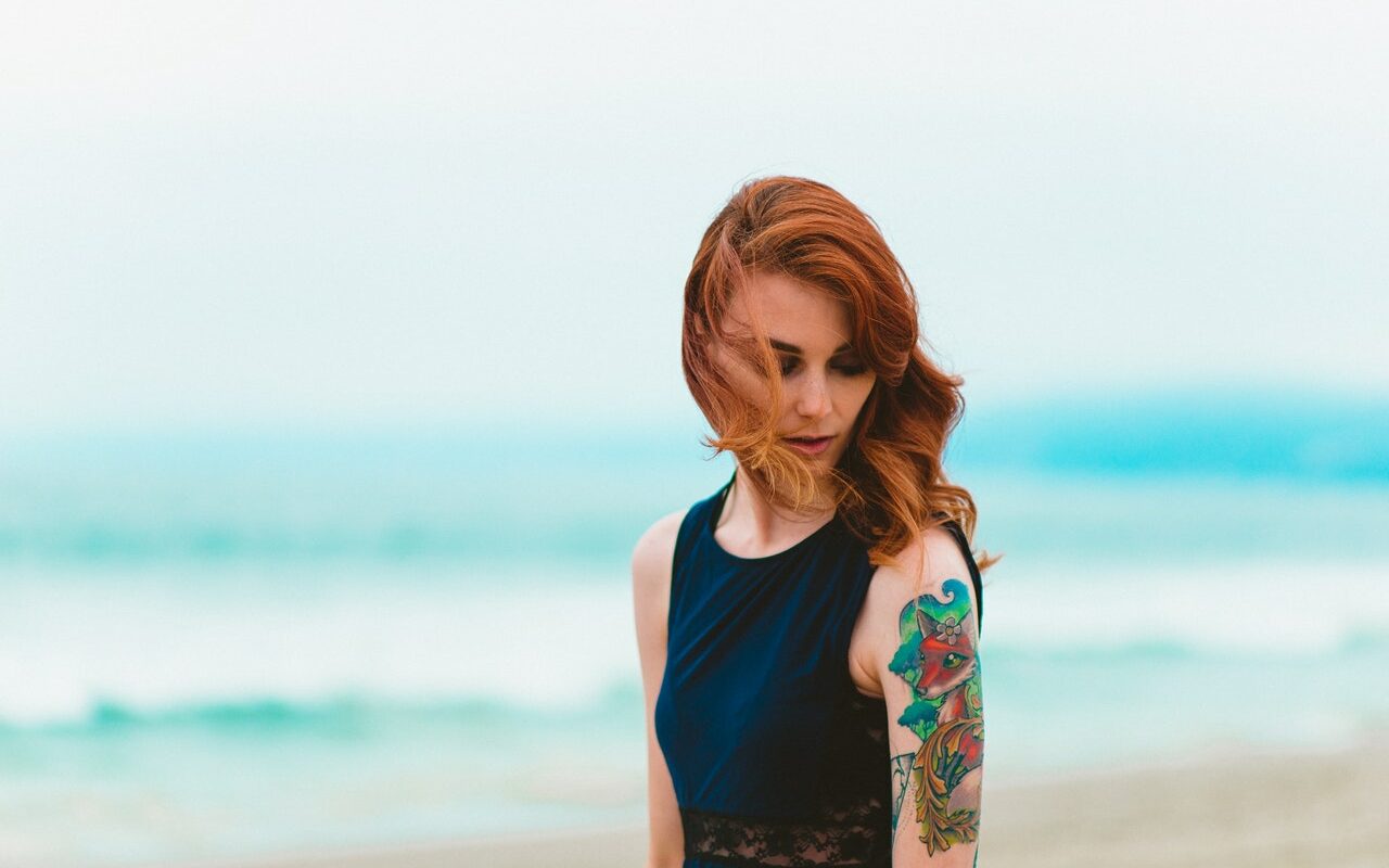 femme avec tattoo éphémère sur une plage