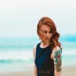 femme avec tattoo éphémère sur une plage