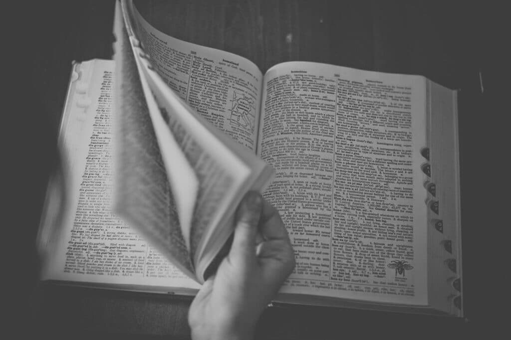 photo en noir et blanc d'un dictionnaire ouvert