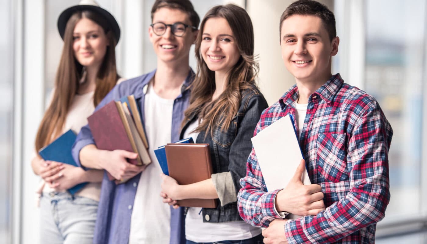 étudiants avec des livres