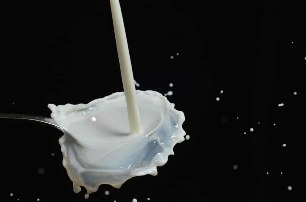 lait tombant sur une cueillière 