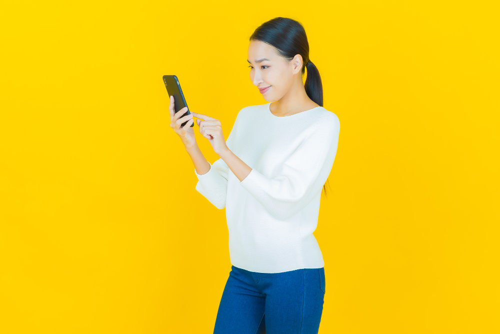 femme avec son téléphone