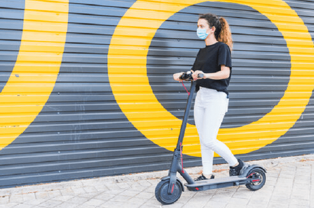 une fille conduisant une trottinette électrique