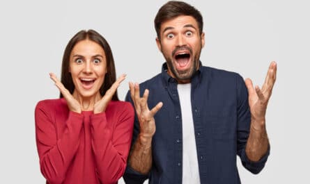 un homme et une femme qui sont surprit