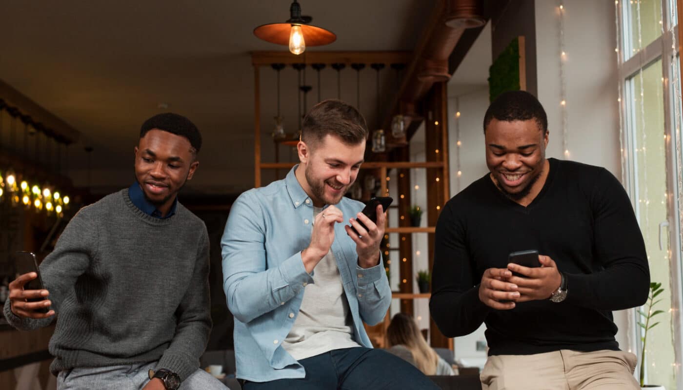 trois hommes sur leur téléphone