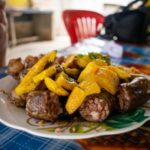 Une assiette avec du boudin noir