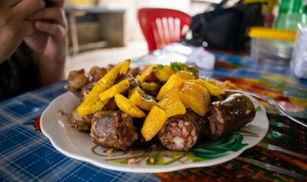 Une assiette avec du boudin noir