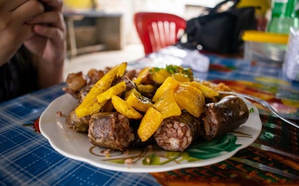 Une assiette avec du boudin noir