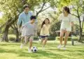 Famille souriante profitant d'activités de loisirs en plein air