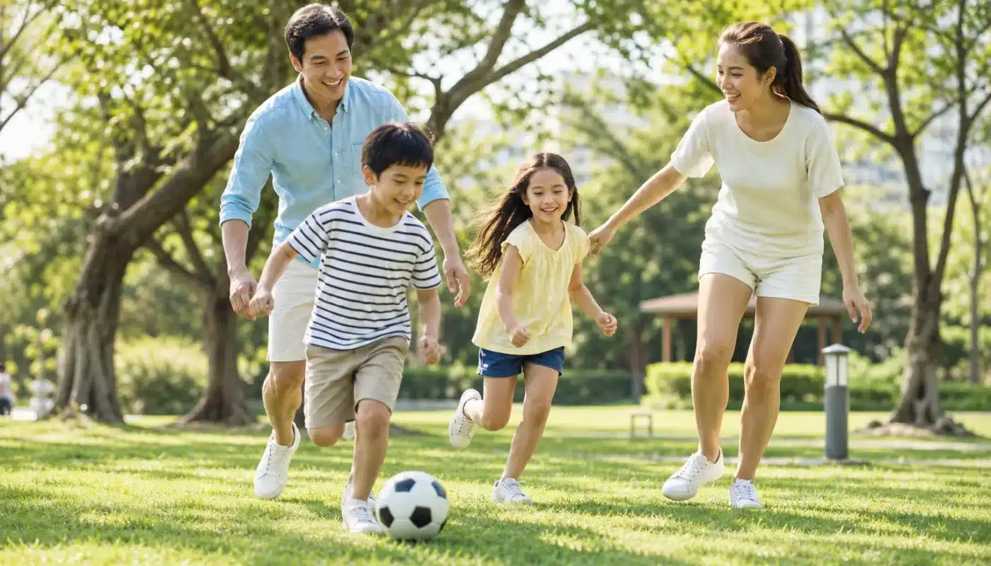 Famille souriante profitant d'activités de loisirs en plein air