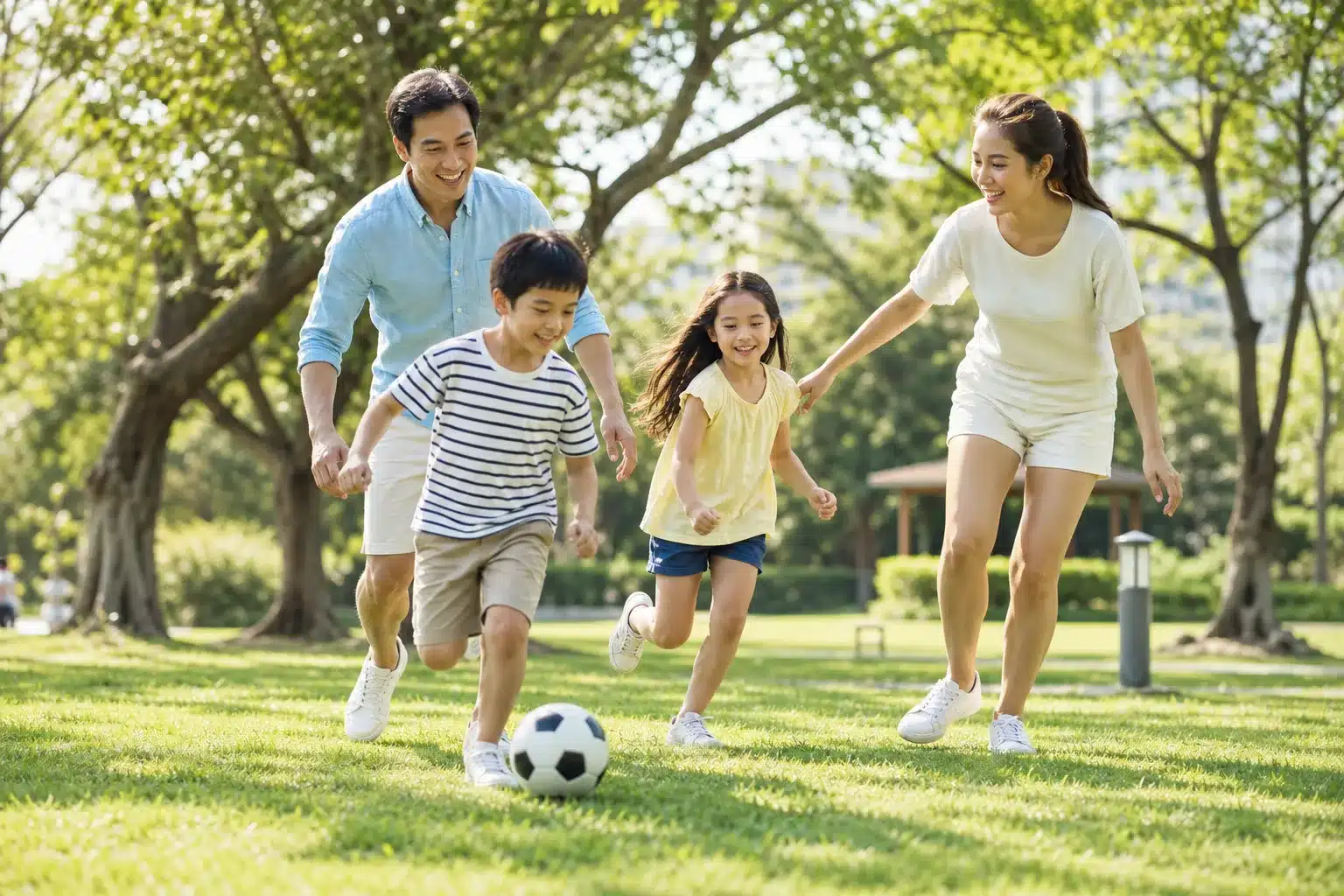 Famille souriante profitant d'activités de loisirs en plein air