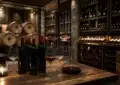 Vigneron dégustant des vins pour choisir un cours d'œnologie