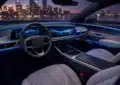 Voiture moderne avec conducteur analysant actualités automobiles importantes