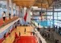Salle de sport indoor avec équipements et activités sportives