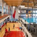 Salle de sport indoor avec équipements et activités sportives