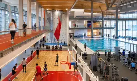 Salle de sport indoor avec équipements et activités sportives