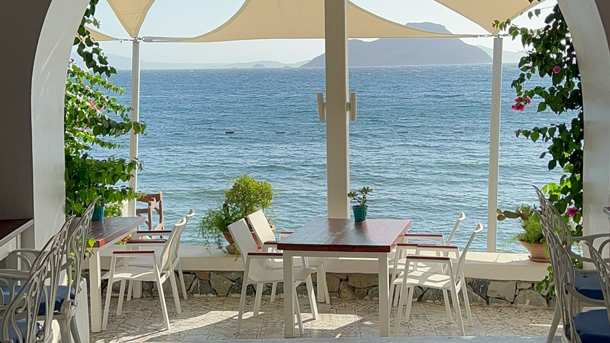 restaurant d'un hotel de vacances avec vue sur la mer